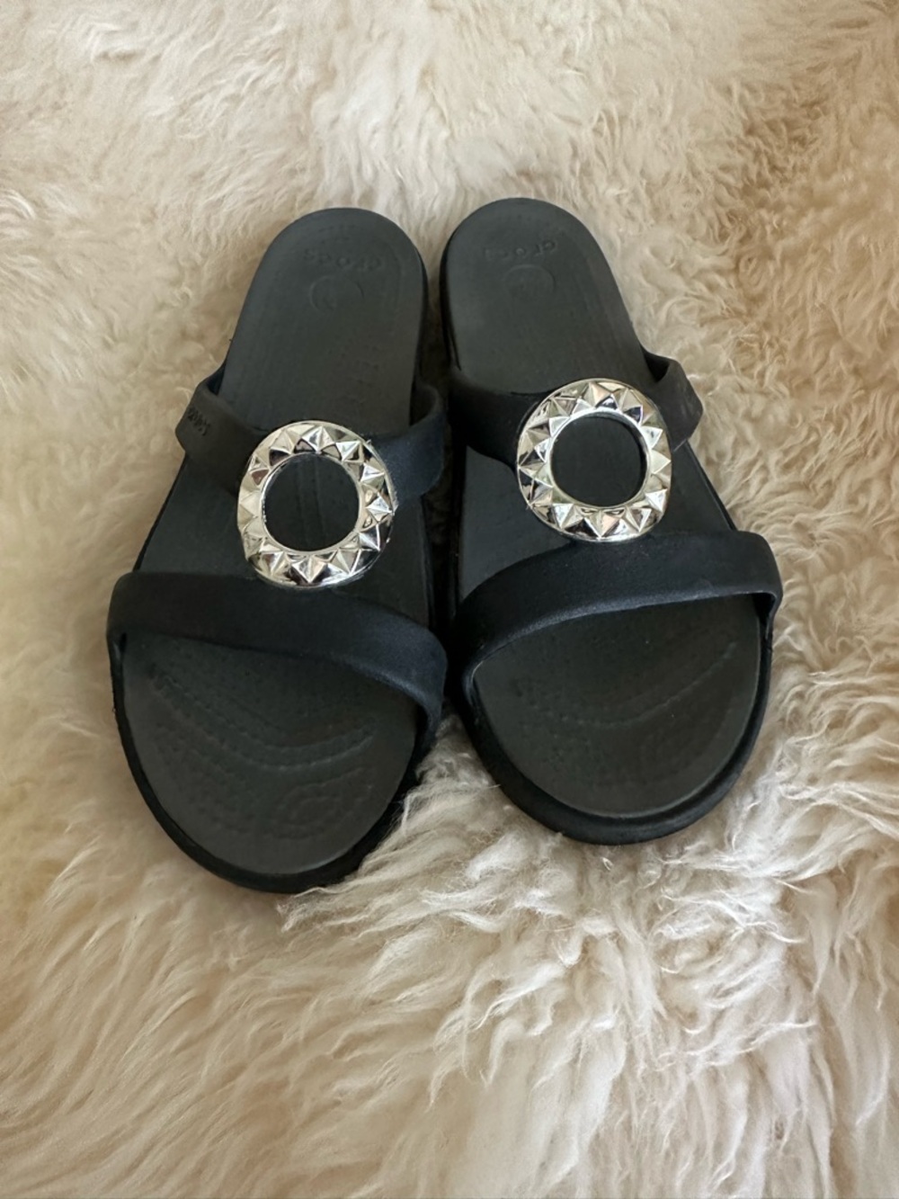 Crocs Women's Sanrah Circle Slide Sandals Studded Silver Accent - Picture 5 of 6